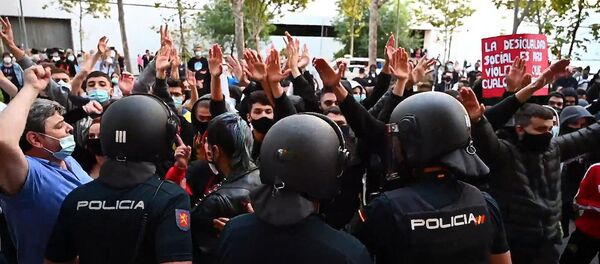 Свобода или эпидемия: как протестуют против ограничений из-за COVID - видео - Sputnik Беларусь