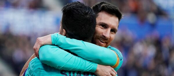 Футболисты Лионель Месси и Луис Суарес Футболисты Лионель Месси и Луис Суарес - Sputnik Беларусь