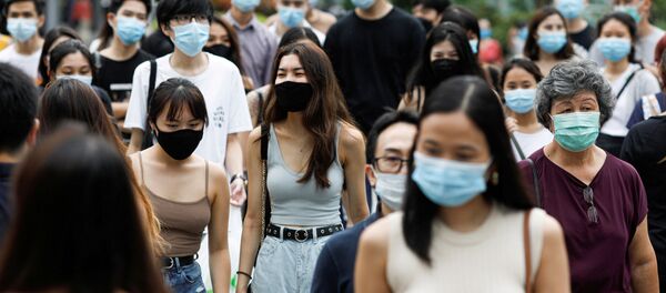 Жители Сингапура в защитных масках Жители Сингапура в защитных масках - Sputnik Беларусь