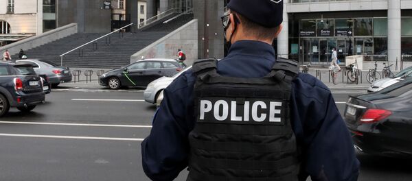 Сотрудник парижской полиции Сотрудник парижской полиции - Sputnik Беларусь
