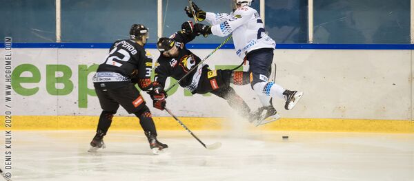 Хоккеисты Гомеля и молодечненского Динамо - Sputnik Беларусь