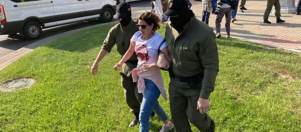 Задержание участницы женского марша в Минске - Sputnik Беларусь