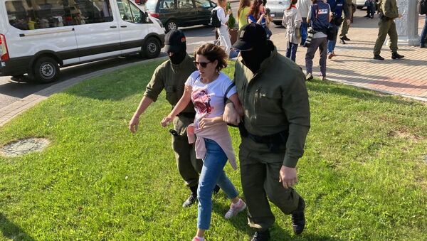 Задержание участницы женского марша в Минске - Sputnik Беларусь