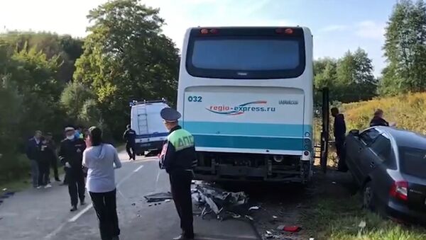 Сотрудники полиции у рейсового автобуса, поврежденного в результате ДТП - Sputnik Беларусь
