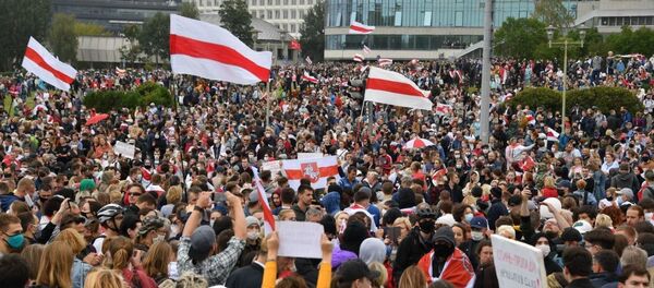 Участники акции протеста в Минске собрались у стелы Минск - город-герой - Sputnik Беларусь