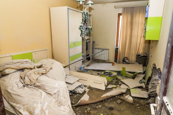 Разрушенная после обстрела квартира в Степанакерте, Нагорно-Карабахской Республике - Sputnik Беларусь