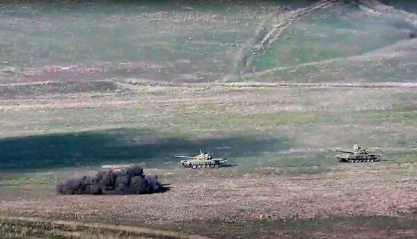 Армянская армия уничтожает азербайджанские танки на линии соприкосновения Нагорно-Карабахской Республики - Sputnik Беларусь