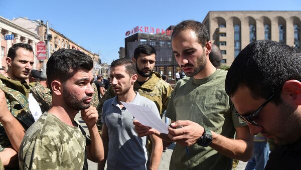 Добровольцы собираются в Ереване после того, как власти Армении объявили военное положение и объявили мобилизацию  - Sputnik Беларусь