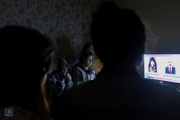 Жители Нагорного Карабаха смотрят телевизор в бомбоубежище в Степанакерте - Sputnik Беларусь