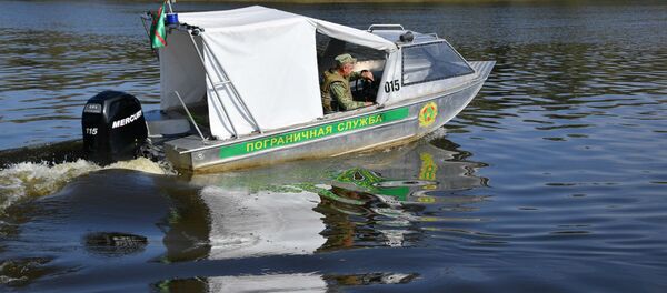В распоряжении пограничников, конечно же, имеются и катера - часть границы проходит по реке Припять В распоряжении пограничников, конечно же, имеются и катера - часть границы проходит по реке Припять - Sputnik Беларусь