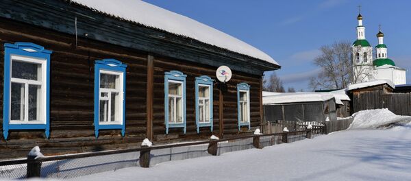 Жилой дом в Омской области в городе Тара. На дальнем плане Спасская церковь Жилой дом в Омской области в городе Тара. На дальнем плане Спасская церковь - Sputnik Беларусь