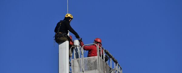 Працоўныя мантуюць базавую станцыю сотавай сувязі Працоўныя мантуюць базавую станцыю сотавай сувязі - Sputnik Беларусь