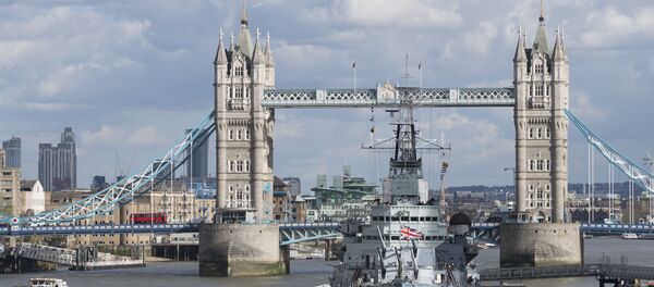 Вид на Тауэрский мост над рекой Темзой в Лондоне Вид на Тауэрский мост над рекой Темзой в Лондоне - Sputnik Беларусь
