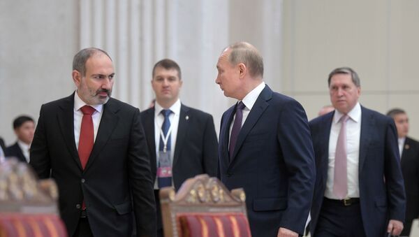 Президент РФ Владимир Путин и премьер-министр Армении Никол Пашинян (слева) - Sputnik Беларусь