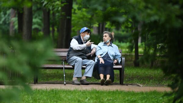 Пожилые люди отдыхают в парке - Sputnik Беларусь