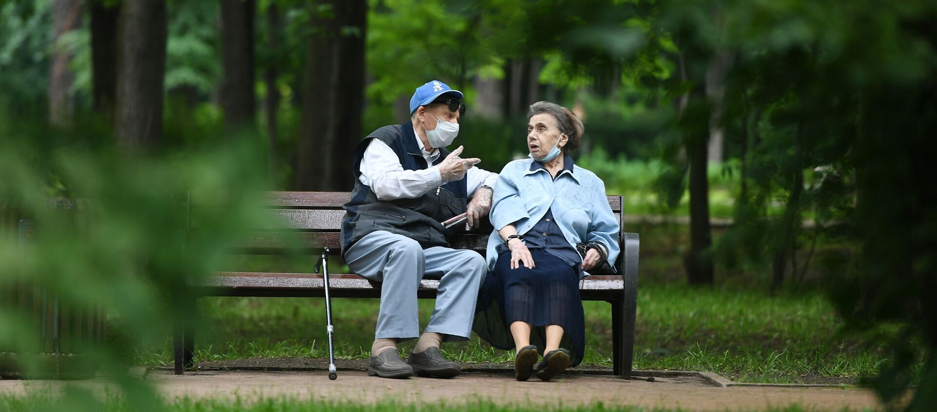 Пожилые люди отдыхают в парке - Sputnik Беларусь, 1920, 30.09.2020