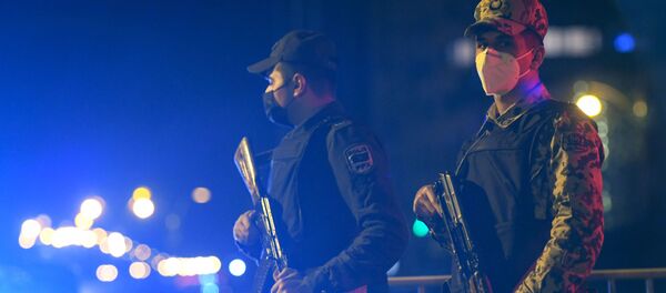 Сотрудники правоохранительных органов и военнослужащие на улице в Баку во время комендантского часа - Sputnik Беларусь