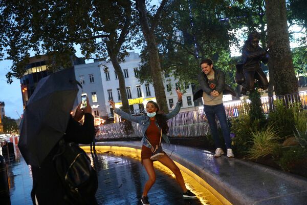 Девушка позирует на фоне памятника Гарри Поттеру в Лондоне - Sputnik Беларусь