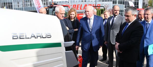 Пасол Расіі Дзмітрый Мезенцаў на палях выставы Белагра - Sputnik Беларусь