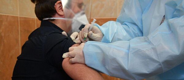 Першы пацыент, якому зрабілі расійскую прышчэпку ад каронавіруса Першы пацыент, якому зрабілі расійскую прышчэпку ад каронавіруса - Sputnik Беларусь