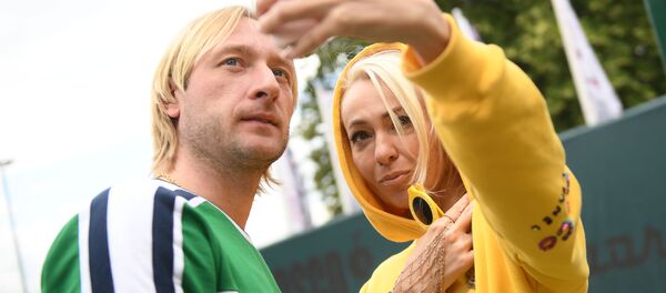 Фигурист Евгений Плющенко с супругой Яной Рудковской Фигурист Евгений Плющенко с супругой Яной Рудковской - Sputnik Беларусь