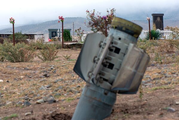 Реактивный снаряд системы Смерч возле кладбища общины Иванян Нагорного Карабаха - Sputnik Беларусь