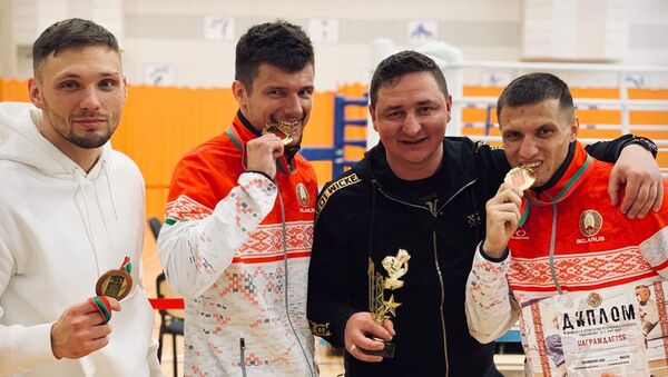 Максим Сподаренко (второй слева) выиграл чемпионат Беларуси по кикбоксингу - Sputnik Беларусь