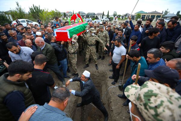 На похоронах военнослужащего, погибшего во время боев в Нагорном Карабахе - Sputnik Беларусь