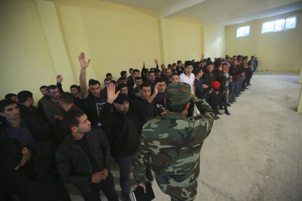 Азербайджанцы-добровольцы собираются в военном комиссариате в Тертерском районе - Sputnik Беларусь