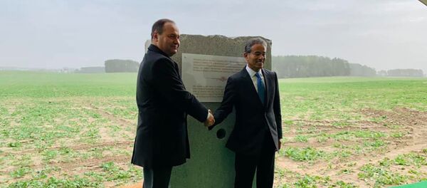 Торжественная церемония закладки памятной капсулы премьер-министром Беларуси Романом Головченко и председателем правления ООО «Эмирэйтс Блю Скай» Мухамедом аль-Аббаром - Sputnik Беларусь