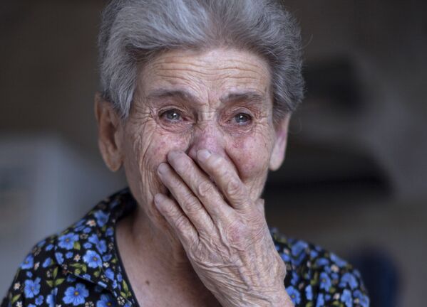 Жительница Нагорного Карабаха плачет у своего разрушенного после артобстрела дома - Sputnik Беларусь
