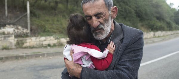 Местный житель держит свою внучку в Гадрутском районе - Sputnik Беларусь