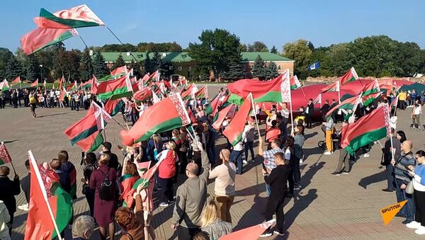 Мы вас любим! Мы вас тоже!: политические оппоненты встретились в Бресте - Sputnik Беларусь