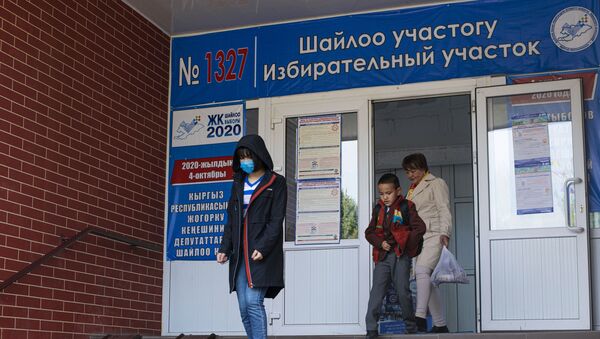 Избирательный участок №1327 в школе-гимназии №5 в городе Бишкек - Sputnik Беларусь