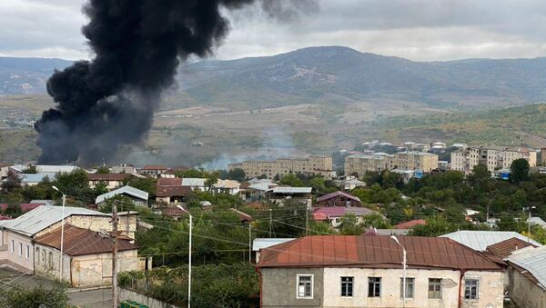 Дым поднимается после недавнего обстрела в Степанакерте, самопровозглашенной Нагорно-Карабахской Республике - Sputnik Беларусь