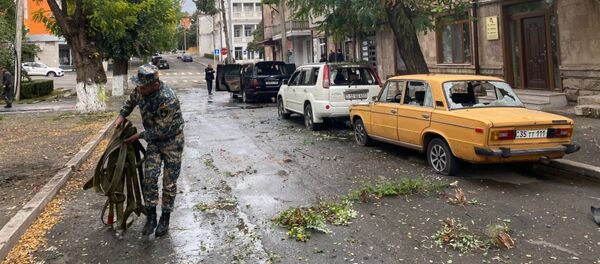 Автомобили, поврежденные в результате обстрела в Степенакерте - Sputnik Беларусь