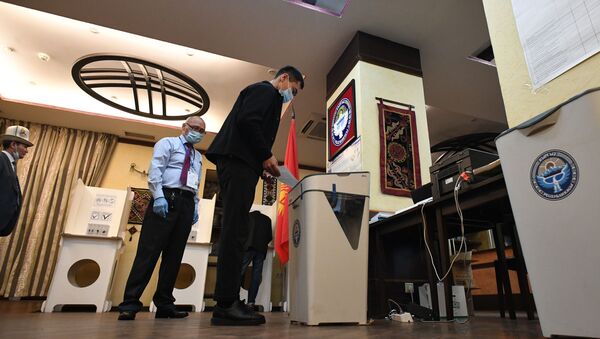 Голосование на парламентских выборах в посольстве Республики Кыргызстан в Москве - Sputnik Беларусь