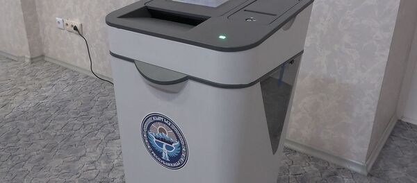 Выборы в Кыргызстане: отпечатки пальцев и урна, которая считает избирателей - Sputnik Беларусь