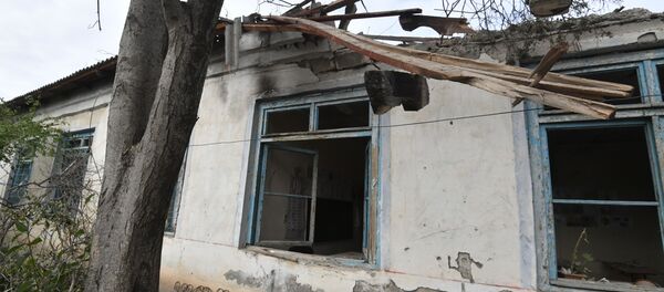 Здание школы в азербайджанском Тертере близ Карабаха после обстрелов - Sputnik Беларусь