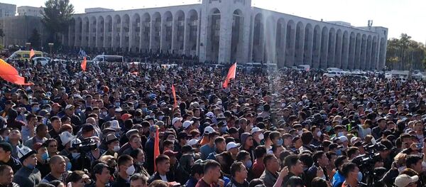 Протест несогласных с итогами парламентских выборов в Кыргызстане – видео Протест несогласных с итогами парламентских выборов в Кыргызстане – видео - Sputnik Беларусь