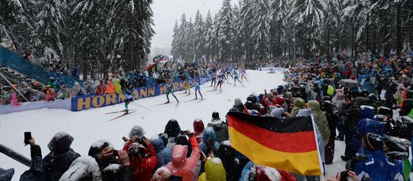Зрители болеют за спортсменок в немецком Оберхофе - Sputnik Беларусь