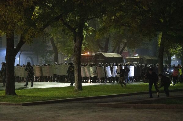 Сотрудники правоохранительных органов во время акции протеста в Бишкеке - Sputnik Беларусь