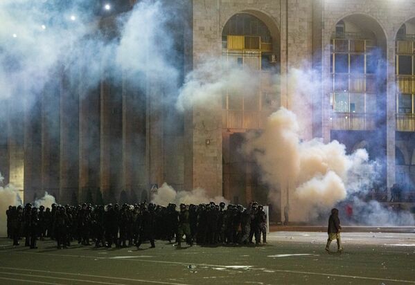  Силовики пытались разогнать протестующих с помощью светошумовых гранат и слезоточивого газа - Sputnik Беларусь