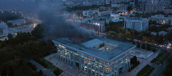 Захват Белого дома и освобождение Атамбаева: ночь протестов в Кыргызстане Захват Белого дома и освобождение Атамбаева: ночь протестов в Кыргызстане - Sputnik Беларусь