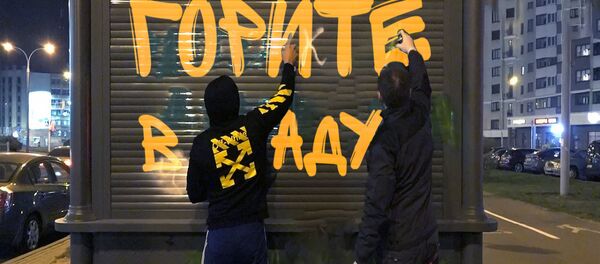 Гарыце ў пекле: як цкуюць за барацьбу з пратэстнай сімволікай у Мінску - відэа - Sputnik Беларусь