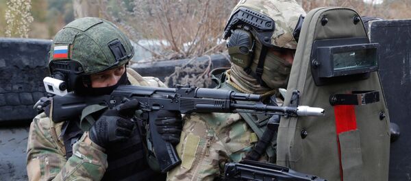 Бойцы отряда ОМОН Управления Росгвардии по Белгородской области во время тактико-специальных учений Бойцы отряда ОМОН Управления Росгвардии по Белгородской области во время тактико-специальных учений - Sputnik Беларусь