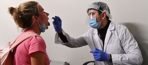 Медыцынскі работнік мабільнага пункта здачы аналізу на COVID-19 Медыцынскі работнік мабільнага пункта здачы аналізу на COVID-19 - Sputnik Беларусь