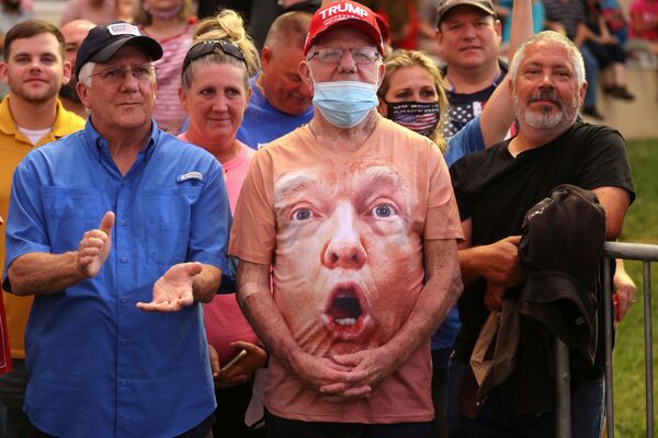Сторонники президента США Дональда Трампа во время предвыборного мероприятия в Уинстон-Салеме, Северная Каролина, США - Sputnik Беларусь