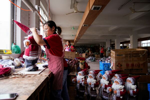 В Китае на фабрике игрушек полным ходом идет подготовка к Рождеству - Sputnik Беларусь