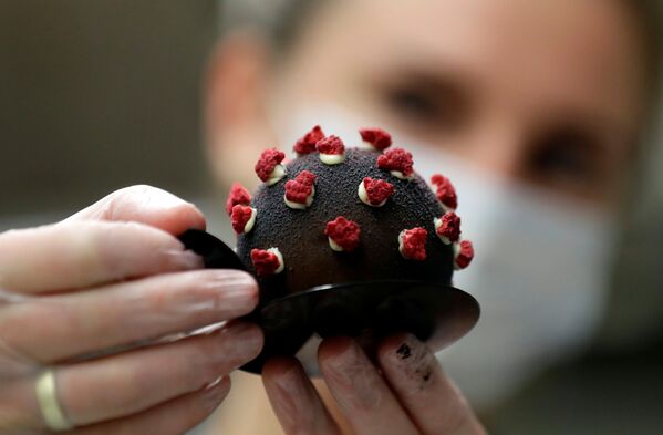Пражские кондитеры предлагают посетителям пекарни пирожное в форме модели коронавируса - Sputnik Беларусь
